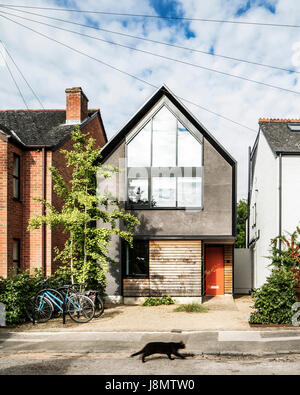 Vorderansicht des Holz-Rahmen Haus. Elmthorpe Road, Oxford, Großbritannien. Architekt: Waind Gohil + Potter Architects, 2014. Stockfoto
