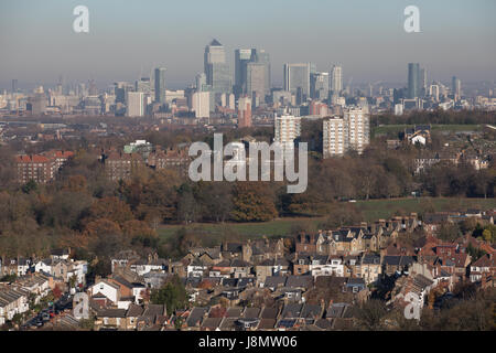 Gesamtansicht von London aus Süden, Blick nach Norden, Panorama, zeigt Gehäuse im Vordergrund und City of London im Hintergrund mit der Luftverschmutzung Stockfoto