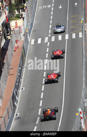 Motorsport: FIA Formel 1 World Championship 2017, Grand Prix von Monaco, Bernd Maylaender (GER, Safety-Car-Fahrer), #5 Sebastian Vettel (GER, Scuderia Ferrari), #7 Kimi Räikkönen (FIN, Scuderia Ferrari), #3 Daniel Ricciardo (AUS, Red Bull Racing), 28.05.2017. | weltweite Nutzung Stockfoto