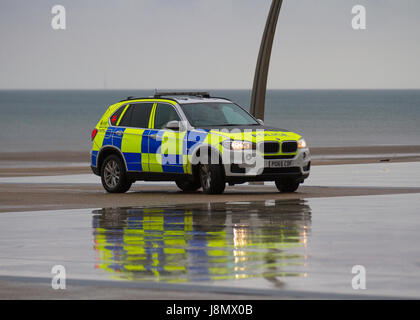 Blackpool, Fylde Küste, Lancashire, UK Wetter. 29. Mai 2017 bewaffnete Polizei Parken auf dem Bürgersteig Komödie ihre Fahrzeuge Idciated mit einem roten Kreuz auf der Rückseite. Bank Holiday Auswaschen mit schweren und sintflutartigen Regen Prognose für das berühmte britische Seebad. Weitere schwere Regenfälle mit einigen Risiko des Donners erwartet als den wichtigsten außerhalb Attraktionen Resorts sind alle aber menschenleer. Kredite; MediaWorldImages/AlamyLiveNews Stockfoto