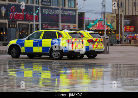 Blackpool, Fylde Coast, Lancashire, UK Wetter. 29 Mai, 2017 bewaffnete Polizei BMW Autos parken auf der Komödie Belag haben ihre Fahrzeuge mit einem roten Kreuz oder ein Stern Anerkennung Aufkleber auf der hinteren Fenster angezeigt. Armed Response Polizei auf roten Alarm, Recht, Sicherheit, Menschen, Kriminalität, Schutz, Gewehr, Offizier, Uniform, cop, Waffe, die Polizei patrouilliert Wahrzeichen und Zentren über die Grafschaft. Stockfoto