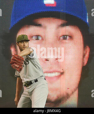 Toronto, Ontario, Kanada. 27. Mai 2017. Yu Darvish (Rangers) MLB: Texas Rangers ab Krug Yu Darvish erwärmt sich vor dem Hauptliga-Baseball-Spiel gegen die Toronto Blue Jays im Rogers Centre in Toronto, Ontario, Kanada. Bildnachweis: AFLO/Alamy Live-Nachrichten Stockfoto