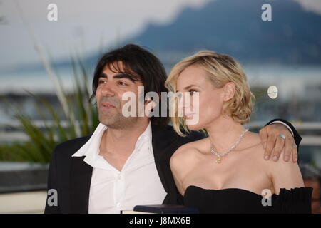 Cannes, Frankreich. 28. Mai 2017. CANNES, Frankreich - Mai 28: Diane Kruger (R) Gewinner des Award als beste Schauspielerin für ihre Rolle in dem Film "In The Fade" (Aus Dem Nichts) und Regisseur Fatih Akin besuchen die Palme d ' or Gewinner Fototermin während des 70. jährlichen Cannes Film Festival im Palais des Festivals am 28. Mai 2017 in Cannes, Frankreich. Bildnachweis: Frederick Injimbert/ZUMA Draht/Alamy Live-Nachrichten Stockfoto