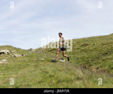 Thelkeld, Lake District, Cumbria UK.  Sonntag, 28. Mai 2017. Carl Bell Keswick Athletic Club, Sieger der Lakelandpoeten und dem Dodds fiel Rennen.  Zeit 2:09:9 © David Forster/Alamy Live-Nachrichten Stockfoto