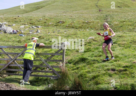 Thelkeld, Lake District, Cumbria UK.  Sonntag, 28. Mai 2017. Mel von Mercia fiel Läufer, Gewinner des Womens Lakelandpoeten und Dodds fiel Rennen Price  Zeit von 02:42:10 © David Forster/Alamy Live-Nachrichten Stockfoto