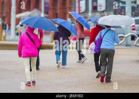 Blackpool, Fylde Küste, Lancashire, UK Wetter. 29. Mai 2017 prognostiziert Feiertag Auswaschen mit schweren und sintflutartigen Regen für das berühmte britische Seebad. Weitere schwere Regenfälle mit einigen Risiko des Donners erwartet als den wichtigsten außerhalb Attraktionen Resorts sind alle aber menschenleer. Kredite; MediaWorldImages/AlamyLiveNews Stockfoto