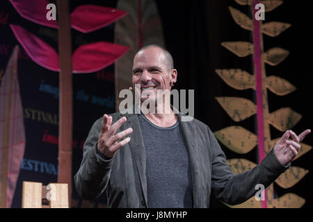 Hay-Festival, Wales UK, Mai Montag 29 2017 YANIS VAROUFAKIS, ehemaliger Finanzminister von Griechenland, reden "Gebaren, Colluson Heuchelei und Verrat" in der griechischen Euro-Krise auf 2017 Hay Festival. Jetzt im 30. Jahr das Festival zieht zehntausend Besuchern am Tag, was durch ehemalige US-Präsident Bill Clinton als 'Woodstock des Geistes' beschrieben wurde Photo Credit Credit: Keith Morris/Alamy Live-Nachrichten Stockfoto