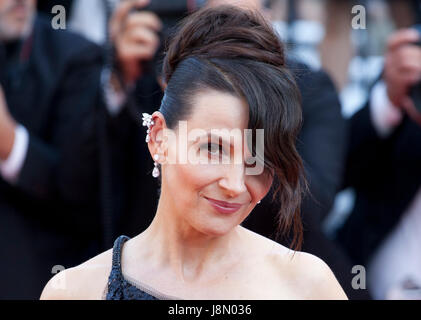 Juliette Binoche Ankunft auf der Closing Ceremony und Auszeichnungen auf dem 70. Cannes Film Festival Sonntag, 28. Mai 2017, Cannes, Frankreich. Bildnachweis: Doreen Kennedy Stockfoto