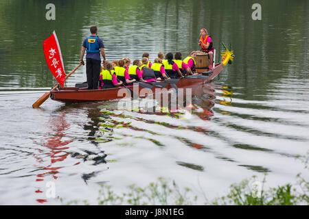 Sherborne, Dorset, Großbritannien. Mai 2017. Wetter in Großbritannien: Feuchter, nasser Tag für die Sherborne Castle Country Fair, während Besucher am Montag an Feiertagen dem Regen trotzen. Dragon Boat Racing, Dragon Boat Racing Credit: Carolyn Jenkins/Alamy Live News Stockfoto