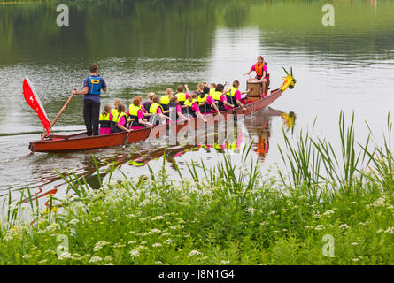 Sherborne, Dorset, Großbritannien. Mai 2017. Wetter in Großbritannien: Feuchter, nasser Tag für die Sherborne Castle Country Fair, während Besucher am Montag an Feiertagen dem Regen trotzen. Dragon Boat Racing, Dragon Boat Racing Credit: Carolyn Jenkins/Alamy Live News Stockfoto