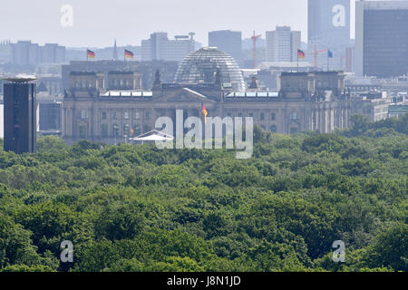 Baumkronen umgeben den Reichstag Und das Glockenspiel (l) - ein Glockenspiel, welches von hand - in Berlin, Deutschland, 25. Mai 2017 gespielt werden kann. Foto: Paul Zinken/dpa Stockfoto