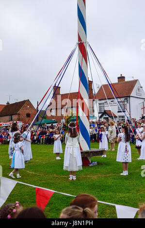 Wellow, Nottinghamshire, UK. 29. Mai 2017. Die Krönung des Dorfes May Queen, gefolgt von Maibaum Tanz durchgeführt von Kindern aus der Region rund um Wellows herrlichen 17m hohen dauerhaften Maibaum. Bildnachweis: Ian Francis/Alamy Live-Nachrichten Stockfoto