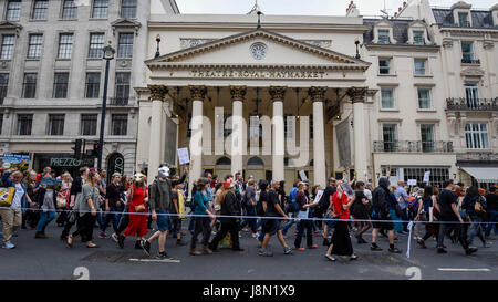 London, UK. 29. Mai 2017. Demonstranten passieren das Theatre Royal Haymarket während "Anti-Jagd-Marsch" im Zentrum von London marschieren von Cavendish Square außerhalb Downing Street. Demonstranten fordern das Verbot der Fuchsjagd bleibt, im Gegensatz zu Kommentare von Theresa May, Herr Ministerpräsident, berichtet, dass die Jagd-Gesetz von 2004 nach den Parlamentswahlen aufgehoben werden könnte. Bildnachweis: Stephen Chung/Alamy Live-Nachrichten Stockfoto