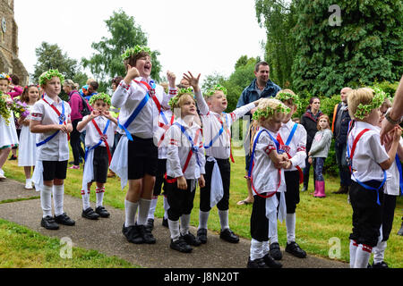 Wellow, Nottinghamshire, UK. 29. Mai 2017. Die Krönung des Dorfes May Queen, gefolgt von Maibaum Tanz durchgeführt von Kindern aus der Region rund um Wellows herrlichen 17m hohen dauerhaften Maibaum. Bildnachweis: Ian Francis/Alamy Live-Nachrichten Stockfoto