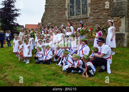 Wellow, Nottinghamshire, UK. 29. Mai 2017. Die Krönung des Dorfes May Queen, gefolgt von Maibaum Tanz durchgeführt von Kindern aus der Region rund um Wellows herrlichen 17m hohen dauerhaften Maibaum. Bildnachweis: Ian Francis/Alamy Live-Nachrichten Stockfoto