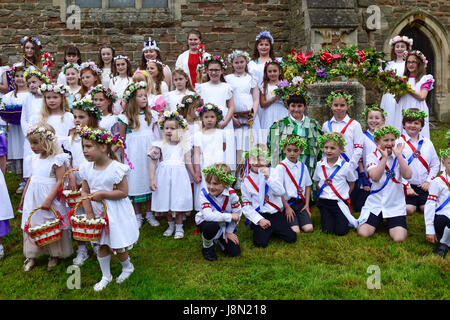 Wellow, Nottinghamshire, UK. 29. Mai 2017. Die Krönung des Dorfes May Queen, gefolgt von Maibaum Tanz durchgeführt von Kindern aus der Region rund um Wellows herrlichen 17m hohen dauerhaften Maibaum. Bildnachweis: Ian Francis/Alamy Live-Nachrichten Stockfoto