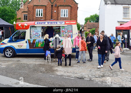 Wellow, Nottinghamshire, UK. 29. Mai 2017. Die Krönung des Dorfes May Queen, gefolgt von Maibaum Tanz durchgeführt von Kindern aus der Region rund um Wellows herrlichen 17m hohen dauerhaften Maibaum. Bildnachweis: Ian Francis/Alamy Live-Nachrichten Stockfoto