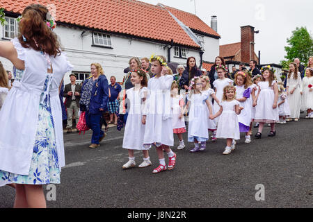 Wellow, Nottinghamshire, UK. 29. Mai 2017. Die Krönung des Dorfes May Queen, gefolgt von Maibaum Tanz durchgeführt von Kindern aus der Region rund um Wellows herrlichen 17m hohen dauerhaften Maibaum. Bildnachweis: Ian Francis/Alamy Live-Nachrichten Stockfoto