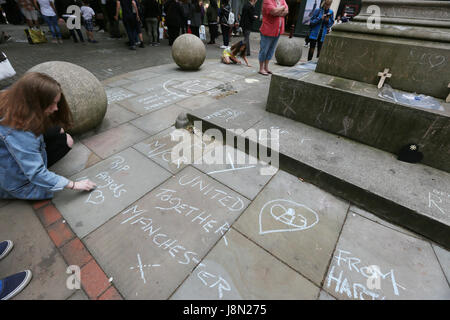 Manchester, UK. 29. Mai 2017. Menschen schreiben Nachrichten mit Kreide in St Anns Square, Manchester, 29. Mai 2017 Credit: Barbara Koch/Alamy Live News Stockfoto