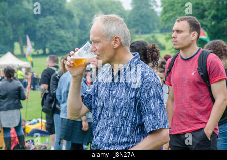 Reading, UK. 29. Mai 2017. UK-Wetter: Lesen Karneval geht weiter trotz leichten Nieselregen und graue Wolken. Matthew Ashmore/Alamy Live-Nachrichten Stockfoto