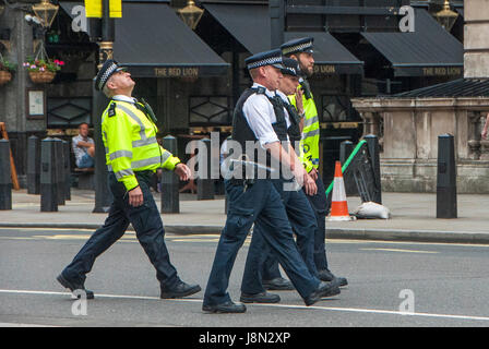 London, UK. 29. Mai 2017. Betrieb Temperer in denen die Armee die Polizei an zentralen Orten unterstützt schlängelt sich auf Spring Bank Holiday, Montag, nach dem Terroranschlag in Manchester bei Ariana Grande Konzert. Bildnachweis: JOHNNY ARMSTEAD/Alamy Live-Nachrichten Stockfoto