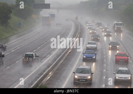 M1 Autobahn Northampton, 29. Mai 2017. Großbritannien Wetter. Sehr starker Regen macht es langsam bewegen für Reisende zwischen Kreuzung 15 und 16 in Northamptonshire früh heute Abend für den Verkehr wieder aus der Bank Holiday Wochenende. Bildnachweis: Keith J Smith. / Alamy Live News Stockfoto