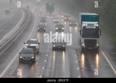 M1 Autobahn Northampton, 29. Mai 2017. Großbritannien Wetter. Sehr starker Regen macht es langsam bewegen für Reisende zwischen Kreuzung 15 und 16 in Northamptonshire früh heute Abend für den Verkehr wieder aus der Bank Holiday Wochenende. Bildnachweis: Keith J Smith. / Alamy Live News Stockfoto