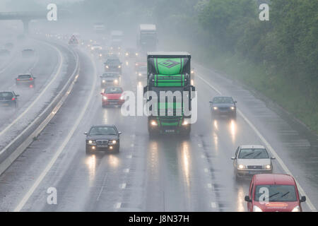 M1 Autobahn Northampton, 29. Mai 2017. Großbritannien Wetter. Sehr starker Regen macht es langsam bewegen für Reisende zwischen Kreuzung 15 und 16 in Northamptonshire früh heute Abend für den Verkehr wieder aus der Bank Holiday Wochenende. Bildnachweis: Keith J Smith. / Alamy Live News Stockfoto