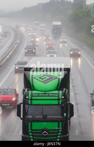 M1 Autobahn Northampton, 29. Mai 2017. Großbritannien Wetter. Sehr starker Regen macht es langsam bewegen für Reisende zwischen Kreuzung 15 und 16 in Northamptonshire früh heute Abend für den Verkehr wieder aus der Bank Holiday Wochenende. Bildnachweis: Keith J Smith. / Alamy Live News Stockfoto