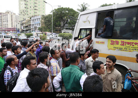 Dhaka, Bangladesch. 29. Mai 2017. Bangladeshi Leute versuchen, im Fahren eines überfüllten Bus nach Hause, als andere warten auf Transport vor der Iftar, in Dhaka, Bangladesh, 29. Mai 2017 Credit: Suvra Kanti Das/ZUMA Draht/Alamy Live News Stockfoto