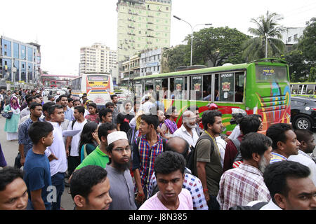 Dhaka, Bangladesch. 29. Mai 2017. Bangladeshi Leute versuchen, im Fahren eines überfüllten Bus nach Hause, als andere warten auf Transport vor der Iftar, in Dhaka, Bangladesh, 29. Mai 2017 Credit: Suvra Kanti Das/ZUMA Draht/Alamy Live News Stockfoto