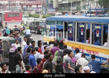 Dhaka, Bangladesch. 29. Mai 2017. Bangladeshi Leute versuchen, im Fahren eines überfüllten Bus nach Hause, als andere warten auf Transport vor der Iftar, in Dhaka, Bangladesh, 29. Mai 2017 Credit: Suvra Kanti Das/ZUMA Draht/Alamy Live News Stockfoto