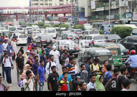 Dhaka, Bangladesch. 29. Mai 2017. Bangladeshi Leute warten auf öffentlichen Verkehrsmitteln nach Hause fahren vor Iftar, in Dhaka, Bangladesch, 29. Mai 2017. Bildnachweis: Suvra Kanti Das/ZUMA Draht/Alamy Live-Nachrichten Stockfoto