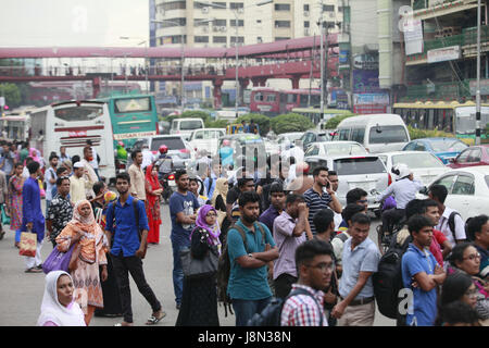 Dhaka, Bangladesch. 29. Mai 2017. Bangladeshi Leute warten auf öffentlichen Verkehrsmitteln nach Hause fahren vor Iftar, in Dhaka, Bangladesch, 29. Mai 2017. Bildnachweis: Suvra Kanti Das/ZUMA Draht/Alamy Live-Nachrichten Stockfoto