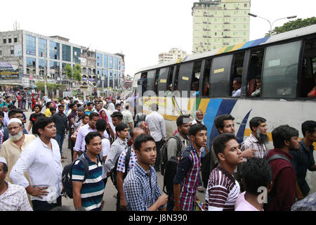 Dhaka, Bangladesch. 29. Mai 2017. Bangladeshi Leute versuchen, im Fahren eines überfüllten Bus nach Hause, als andere warten auf Transport vor der Iftar, in Dhaka, Bangladesh, 29. Mai 2017 Credit: Suvra Kanti Das/ZUMA Draht/Alamy Live News Stockfoto