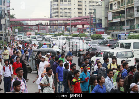 Dhaka, Bangladesch. 29. Mai 2017. Bangladeshi Leute warten auf öffentlichen Verkehrsmitteln nach Hause fahren vor Iftar, in Dhaka, Bangladesch, 29. Mai 2017. Bildnachweis: Suvra Kanti Das/ZUMA Draht/Alamy Live-Nachrichten Stockfoto