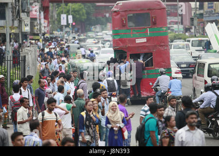 Dhaka, Bangladesch. 29. Mai 2017. Bangladeshi Leute hängen an einen überfüllten Bus nach Hause, wie andere warten Transport vor der Iftar, in Dhaka, Bangladesch, 29. Mai 2017 Credit: Suvra Kanti Das/ZUMA Draht/Alamy Live News Stockfoto