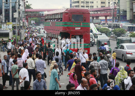 Dhaka, Bangladesch. 29. Mai 2017. Bangladeshi Leute versuchen, im Fahren eines überfüllten Bus nach Hause, als andere warten auf Transport vor der Iftar, in Dhaka, Bangladesh, 29. Mai 2017 Credit: Suvra Kanti Das/ZUMA Draht/Alamy Live News Stockfoto