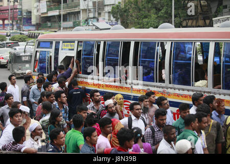 Dhaka, Bangladesch. 29. Mai 2017. Bangladeshi Leute versuchen, im Fahren eines überfüllten Bus nach Hause, als andere warten auf Transport vor der Iftar, in Dhaka, Bangladesh, 29. Mai 2017 Credit: Suvra Kanti Das/ZUMA Draht/Alamy Live News Stockfoto