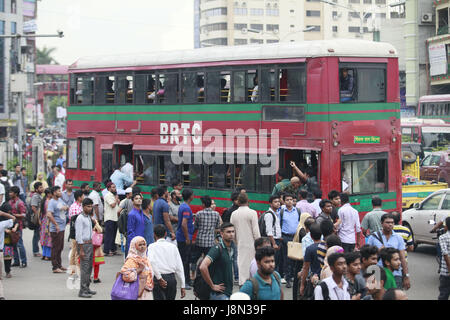 Dhaka, Bangladesch. 29. Mai 2017. Bangladeshi Leute versuchen, im Fahren eines überfüllten Bus nach Hause, als andere warten auf Transport vor der Iftar, in Dhaka, Bangladesh, 29. Mai 2017 Credit: Suvra Kanti Das/ZUMA Draht/Alamy Live News Stockfoto