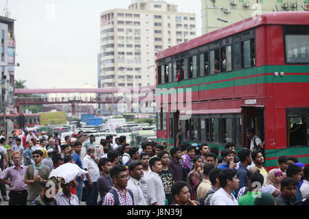 Dhaka, Bangladesch. 29. Mai 2017. Bangladeshi Leute versuchen, im Fahren eines überfüllten Bus nach Hause, als andere warten auf Transport vor der Iftar, in Dhaka, Bangladesh, 29. Mai 2017 Credit: Suvra Kanti Das/ZUMA Draht/Alamy Live News Stockfoto