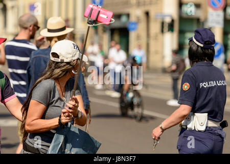 Mailand, Italien. 28. Mai 2017. Letzte Etappe des Giro 2017, Viewer unter Selfie mit Biker vorbei in einzelnen Zeit Testversion in den Stadtstraßen, erschossen am 28. Mai 2017 Mailand Credit: Halpand/Alamy Live-Nachrichten Stockfoto