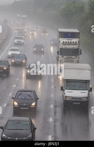 M1 Autobahn Northampton, 29. Mai 2017. Großbritannien Wetter. Sehr starker Regen macht es langsam bewegen für Reisende zwischen Kreuzung 15 und 16 in Northamptonshire früh heute Abend für den Verkehr wieder aus der Bank Holiday Wochenende. Bildnachweis: Keith J Smith. / Alamy Live News Stockfoto