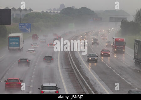 M1 Autobahn Northampton, 29. Mai 2017. Großbritannien Wetter. Sehr starker Regen macht es langsam bewegen für Reisende zwischen Kreuzung 15 und 16 in Northamptonshire früh heute Abend für den Verkehr wieder aus der Bank Holiday Wochenende. Bildnachweis: Keith J Smith. / Alamy Live News Stockfoto