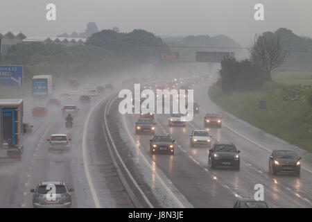 M1 Autobahn Northampton, 29. Mai 2017. Großbritannien Wetter. Sehr starker Regen macht es langsam bewegen für Reisende zwischen Kreuzung 15 und 16 in Northamptonshire früh heute Abend für den Verkehr wieder aus der Bank Holiday Wochenende. Bildnachweis: Keith J Smith. / Alamy Live News Stockfoto