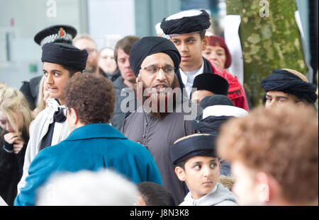 Manchester, UK. 29. Mai 2017. Mitglieder von Greengate Moschee Oldham verbinden Masse um Repects Manchesters St Ann's Square, eine Woche auf Zahlen von Bombenanschlag in Manchester. St Ann's Square. Manchester. Bildnachweis: GARY ROBERTS/Alamy Live-Nachrichten Stockfoto