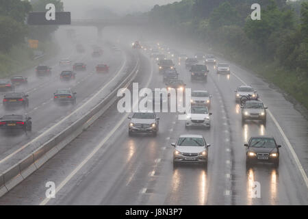 M1 Autobahn Northampton, 29. Mai 2017. Großbritannien Wetter. Sehr starker Regen macht es langsam bewegen für Reisende zwischen Kreuzung 15 und 16 in Northamptonshire früh heute Abend für den Verkehr wieder aus der Bank Holiday Wochenende. Bildnachweis: Keith J Smith. / Alamy Live News Stockfoto