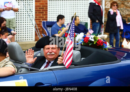 Westminster, Maryland, USA. 29. Mai 2017. Eine Veteran winkt Zuschauer während der Teilnahme an Paraden für Memorial Day, ein Feiertag in den Vereinigten Staaten für das Gedenken an die verstorbenen während des Dienstes in den Streitkräften des Landes. Bildnachweis: James Brunker/Alamy Live-Nachrichten Stockfoto