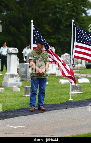 Westminster, Maryland, USA. 29. Mai 2017. Ein ehemaliger Soldat vor amerikanischen Flaggen auf dem Friedhof bei offiziellen Veranstaltungen für Memorial Day, ein Feiertag in den Vereinigten Staaten für das Gedenken an die verstorbenen während des Dienstes in den Streitkräften des Landes steht. Bildnachweis: James Brunker/Alamy Live-Nachrichten Stockfoto