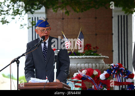 Westminster, Maryland, USA. 29. Mai 2017. Haven N Schuhmacher (Delegierter für den Bundesstaat Maryland) hält eine Rede bei offiziellen Veranstaltungen für Memorial Day, ein Feiertag in den Vereinigten Staaten für das Gedenken an die verstorbenen während des Dienstes in den Streitkräften des Landes. Bildnachweis: James Brunker/Alamy Live-Nachrichten Stockfoto